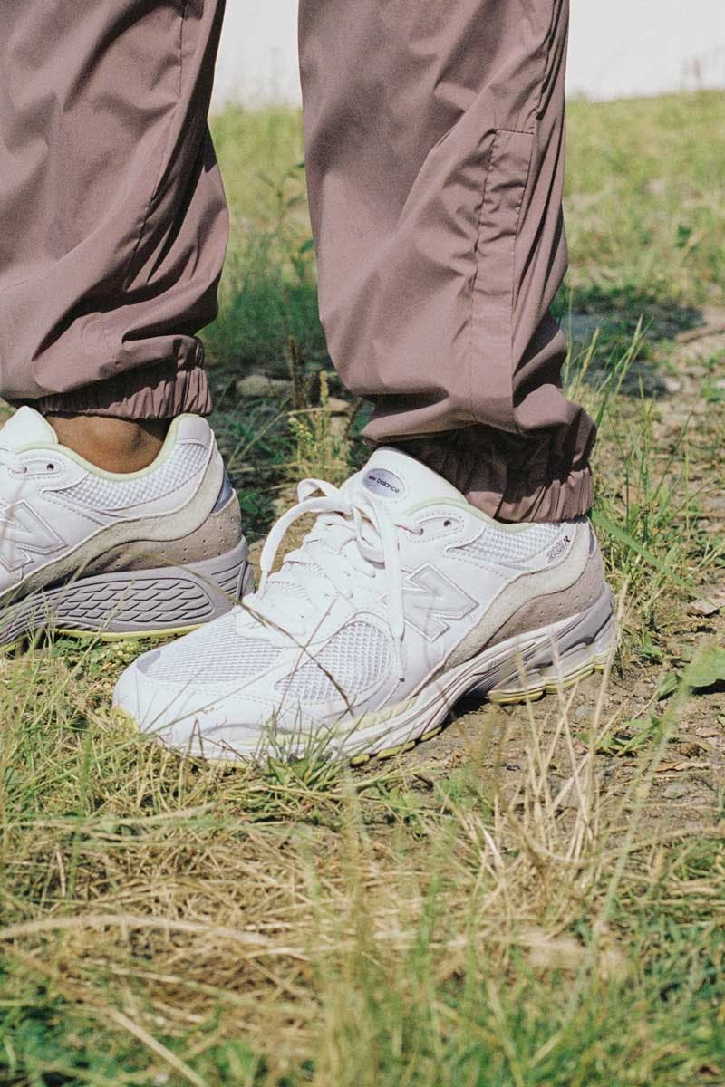 new balance white 2002r